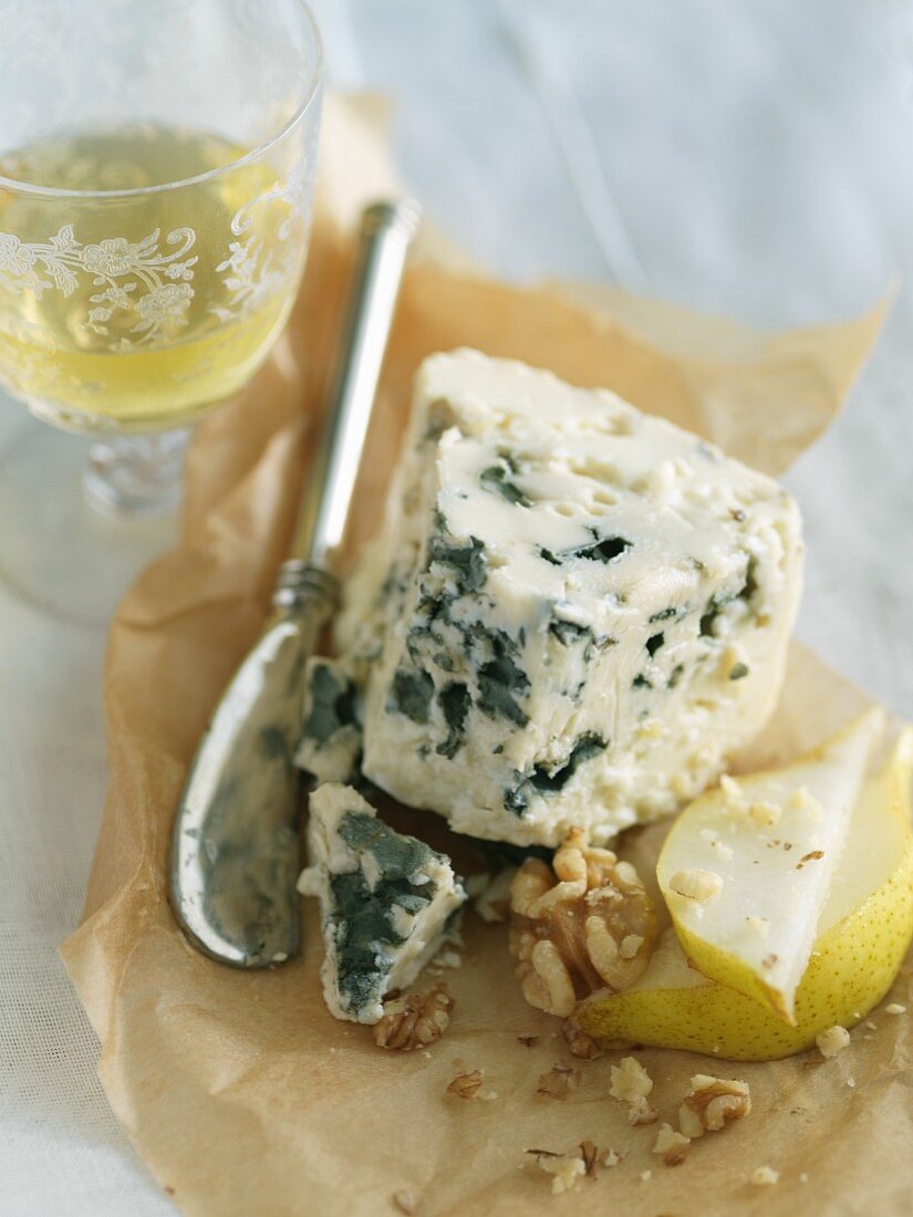 Blue Cheese with Walnuts, Pear and White Wine