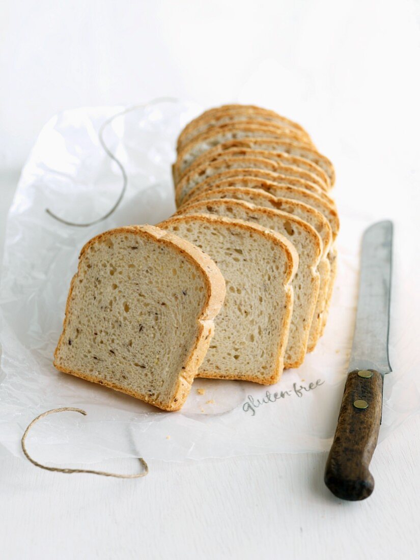 Glutenfreies Brot mit Leinsamen, in Scheiben geschnitten