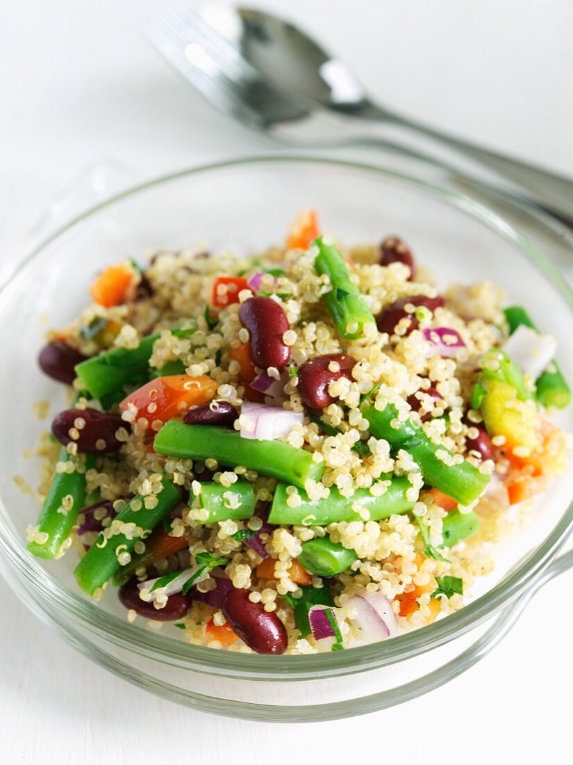 Quinoa-Salat mit grünen Bohnen und mit Kidneybohnen in einer Schale
