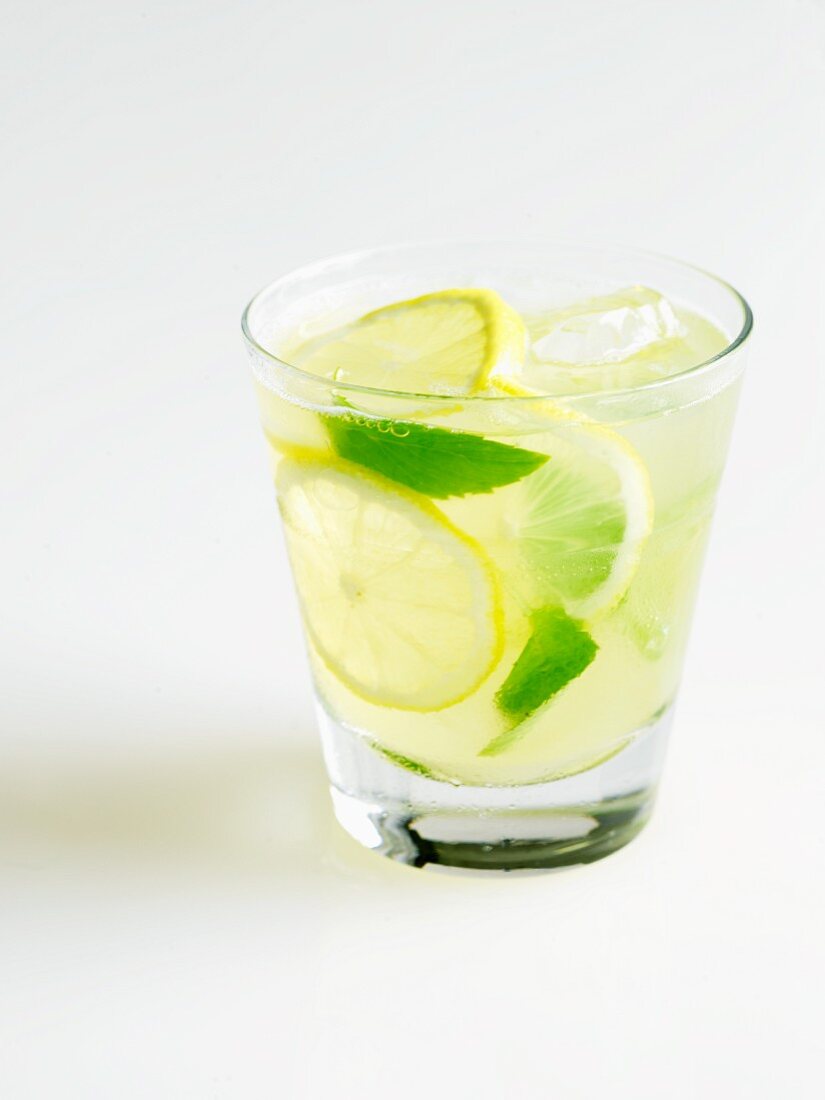 Ein Glas Limonade mit Minze und Zitronenscheiben