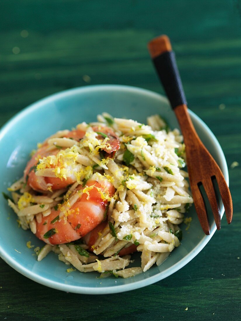 Zitronen-Parmesan-Orzo mit Garnelen