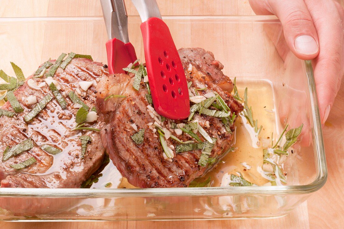 Ribeye Steaks in Kräuter-Öl-Marinade