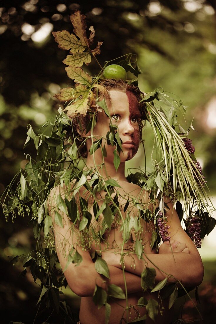 Waldnymphe mit Blätterschmuck