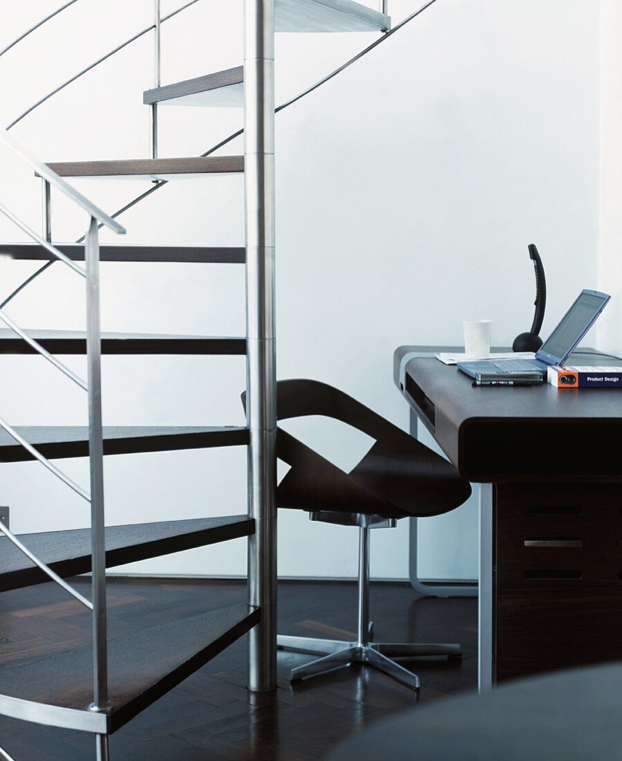 Wendeltreppe aus Edelstahl und Home Office im Designerstil