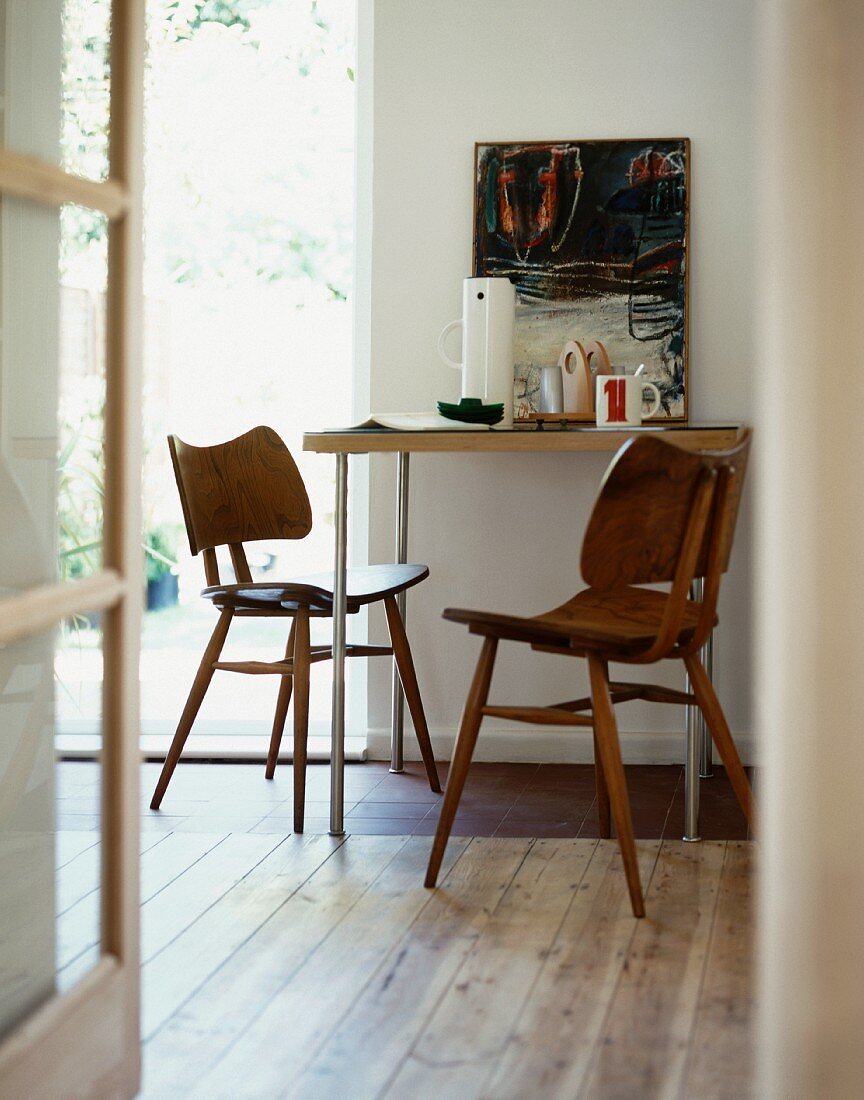 Modern dining table and 50s-style chairs