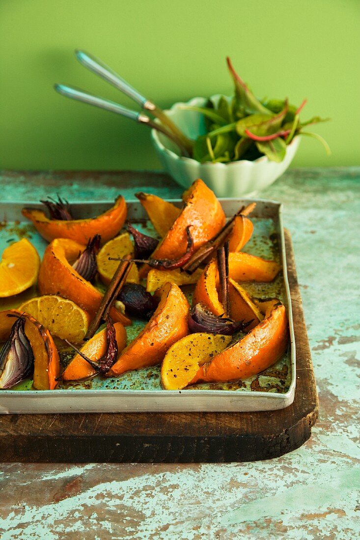 Kürbis mit Orangen, Zwiebeln und Zimt aus dem Ofen