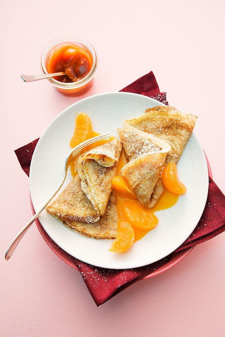 Crepes mit Mandarinen und Hagebutten