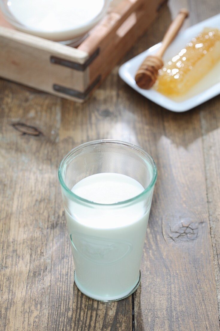 Ein Glas Milch und Honigwabe