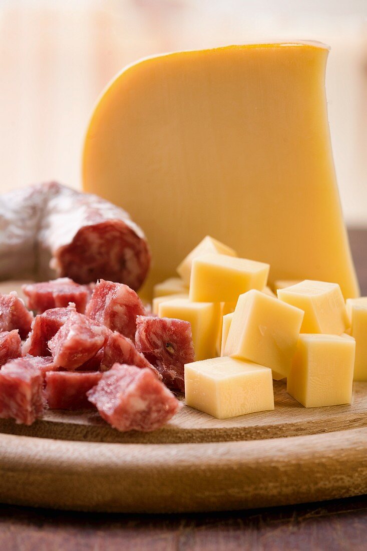 Käse und Salami, teilweise in Würfeln