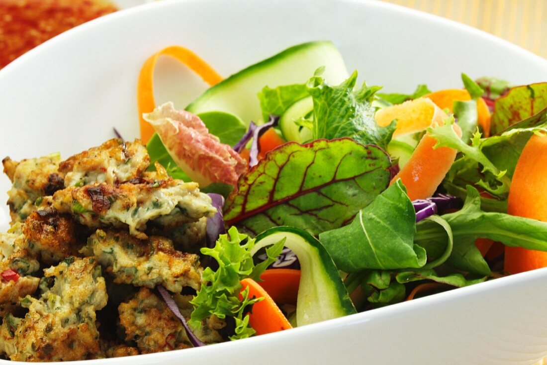 Salad with vegetables and deep-fried chicken (Thai)