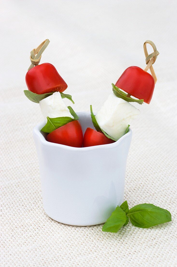 Tomaten-Mozzarella-Spiesschen mit Basilikum