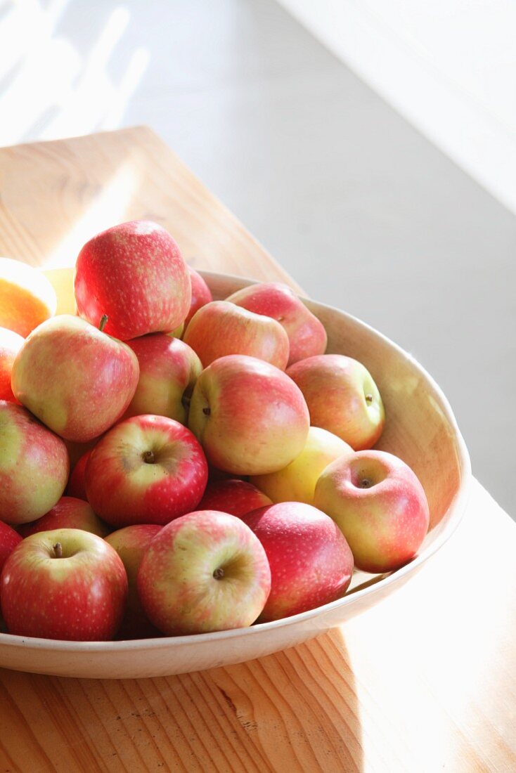 A pile of fresh apples in a bowl