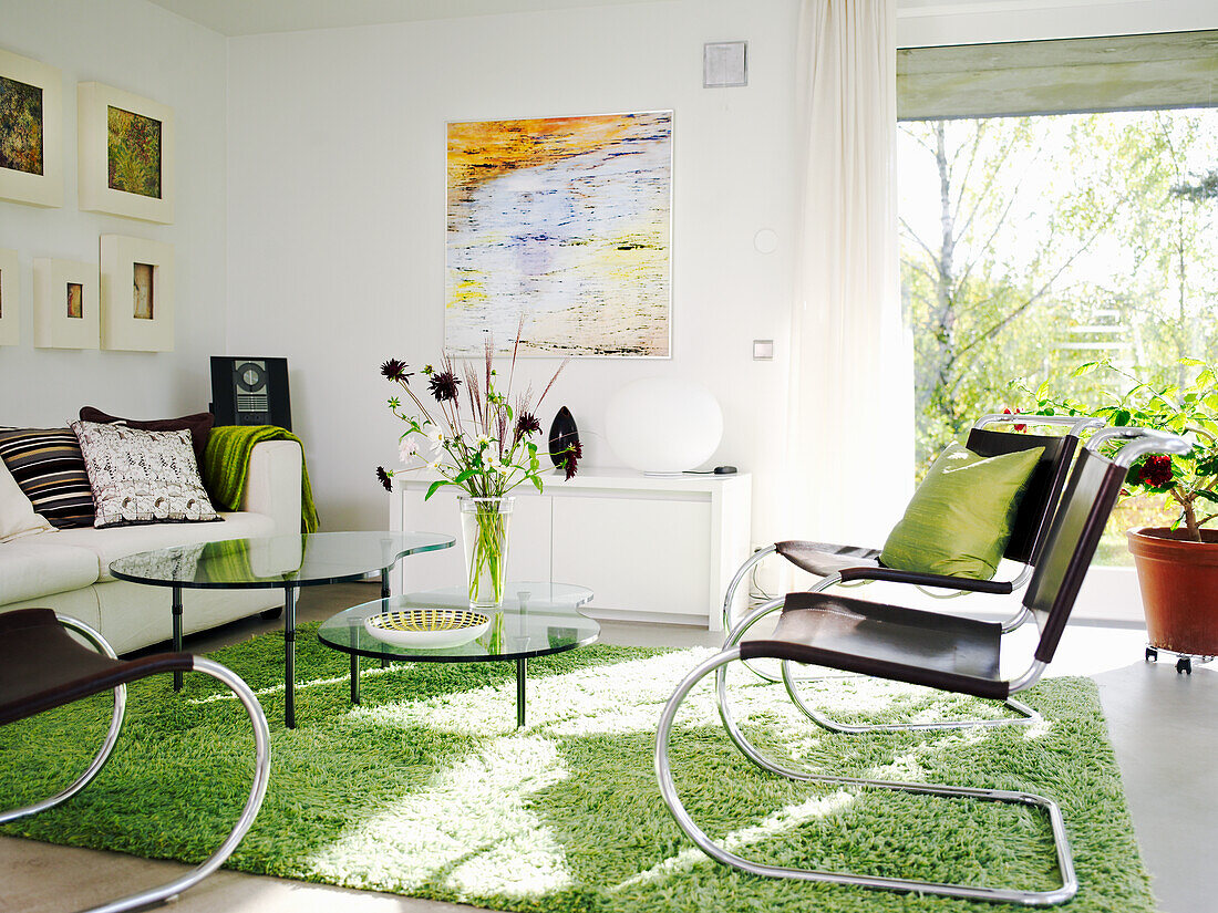 Helles Wohnzimmer mit modernem Design und grünen Akzenten