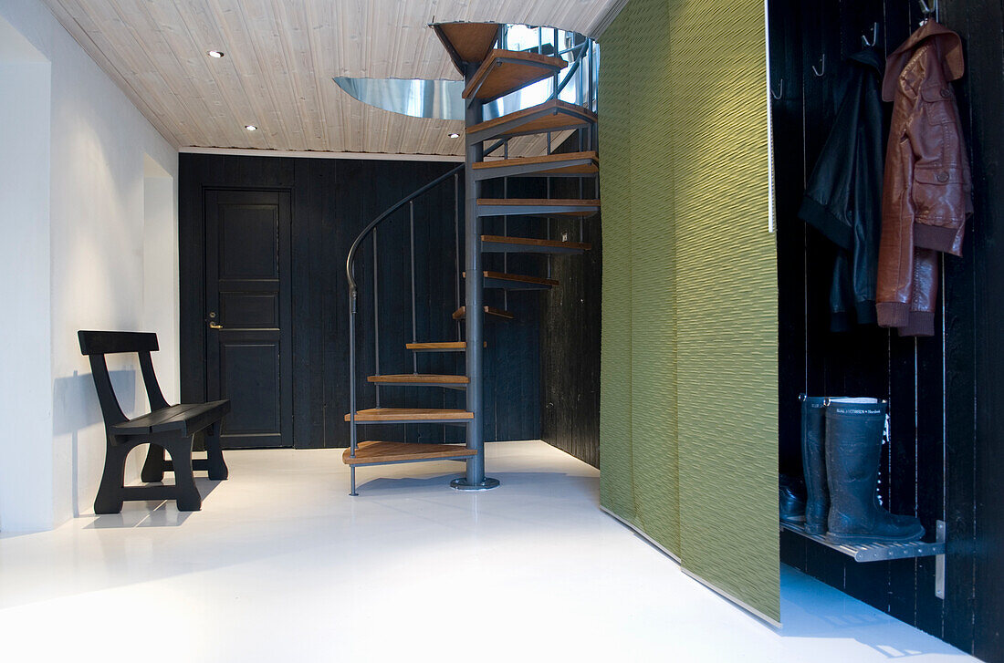 Eingangsbereich mit Wendeltreppe und Holzelementen