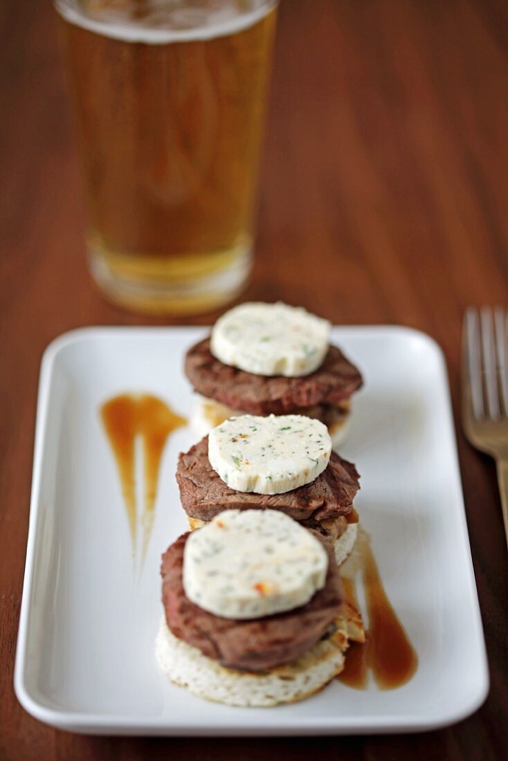 Mini burgers with herb butter and beer