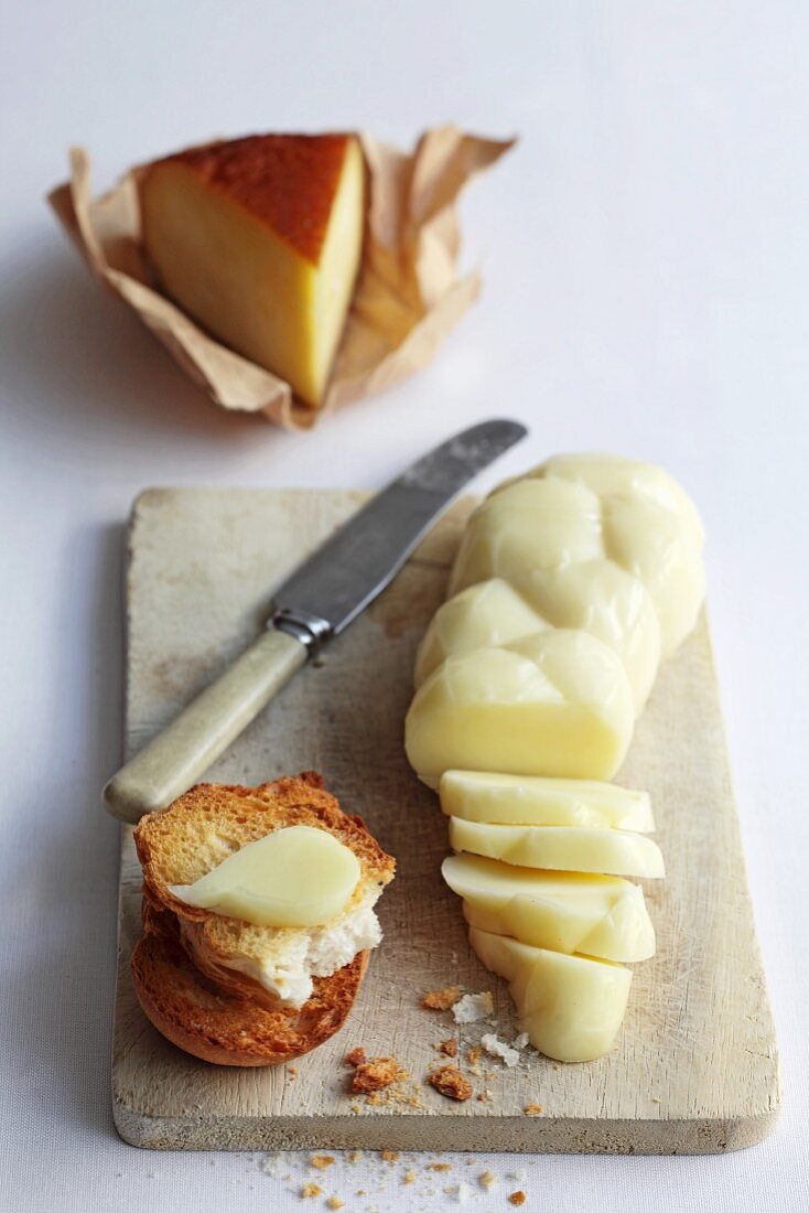 Örgü (türkischer Zopfkäse), Brot und Räucherkäse