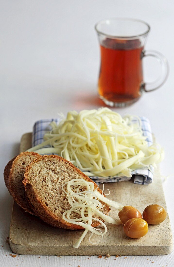 Brot mit Cecil-Käse (balkanischer Fadenkäse) und Oliven