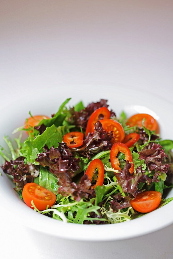 Mixed leaf salad with tomatoes and peppers