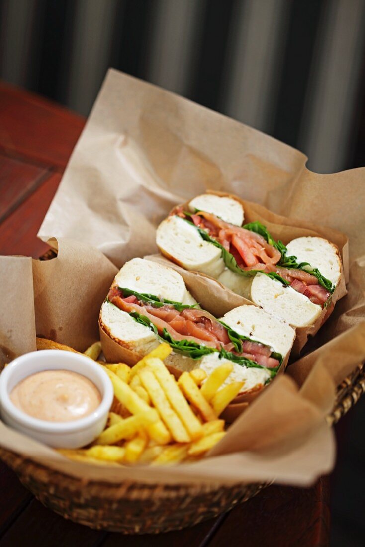 Bagels mit Räucherlachs und Pommes frites