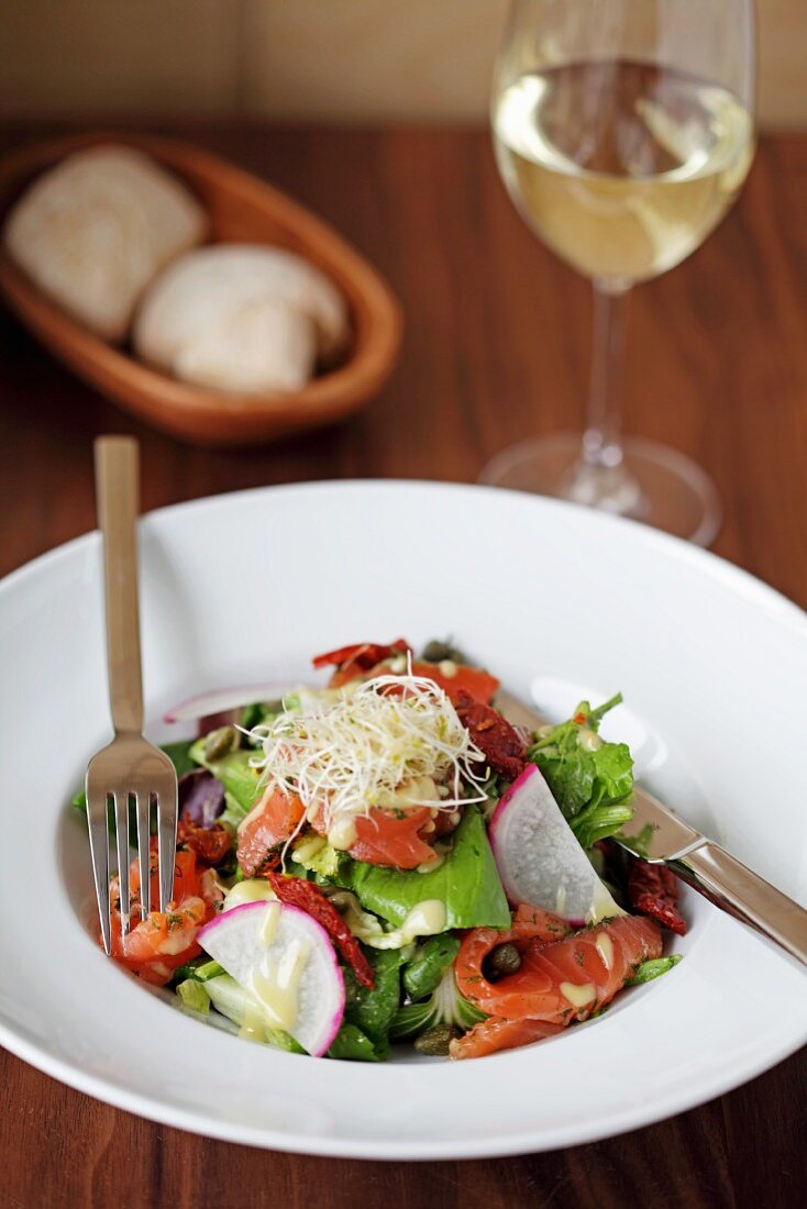 Gemüsesalat mit Räucherlachs, Weißwein