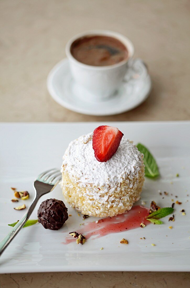 Sponge cake with icing sugar and strawberries, Turkish coffee