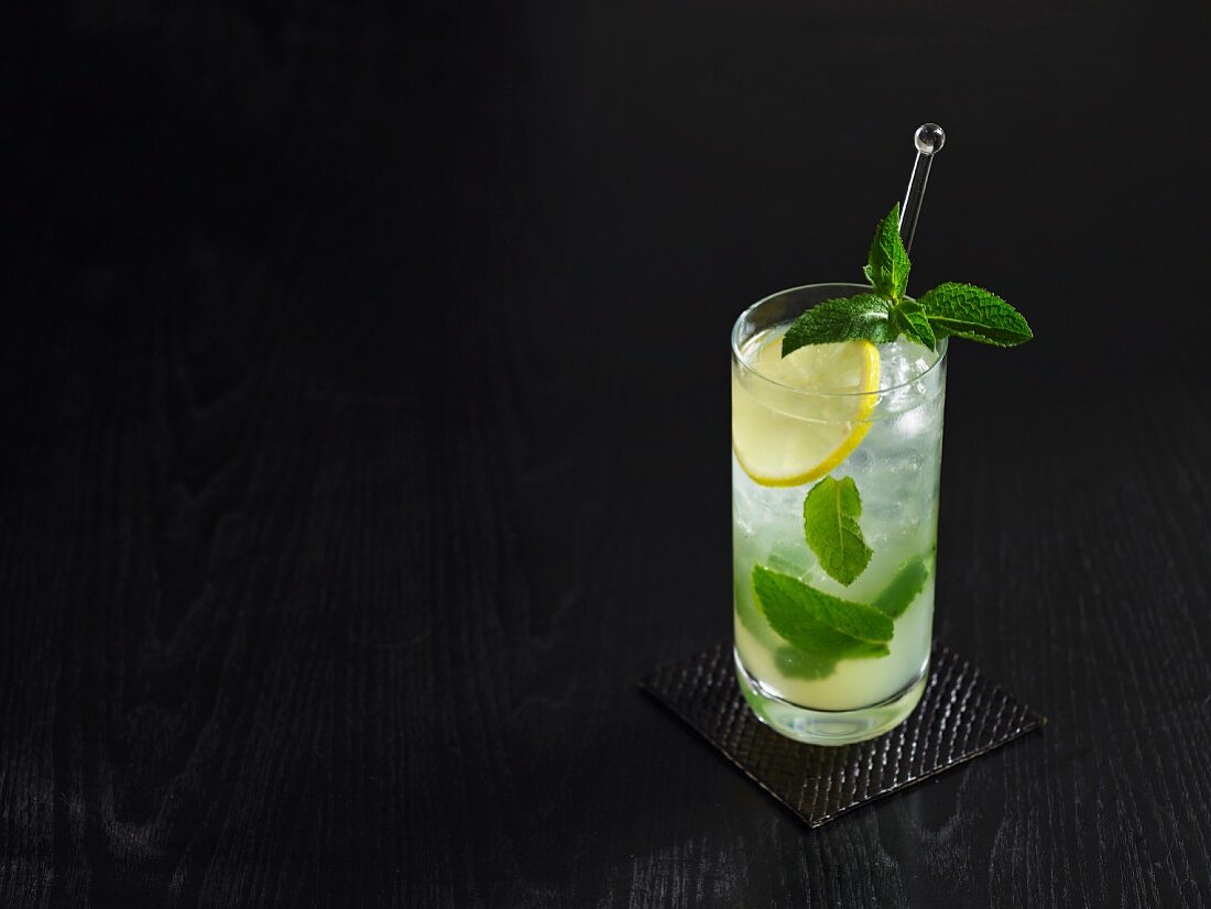Cool Collins drink with sparkling wine, mint and lemon juice