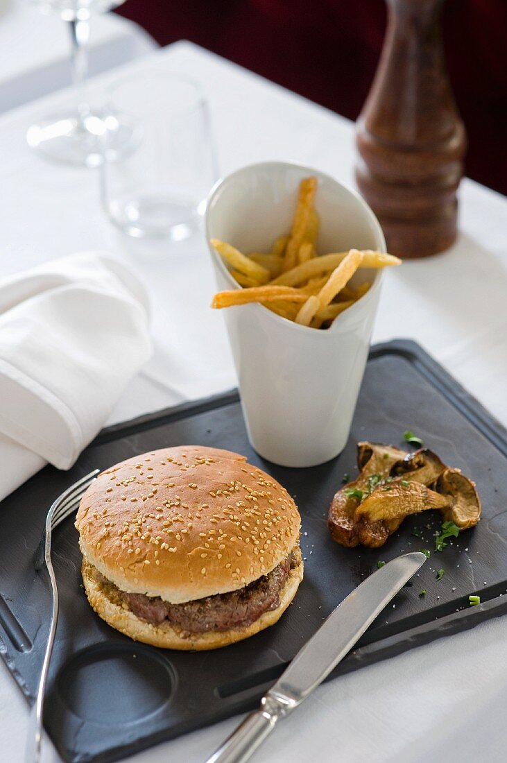 Hamburger mit Steinpilzen und Pommes frites