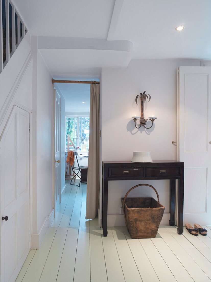 Hallway with white floorboards