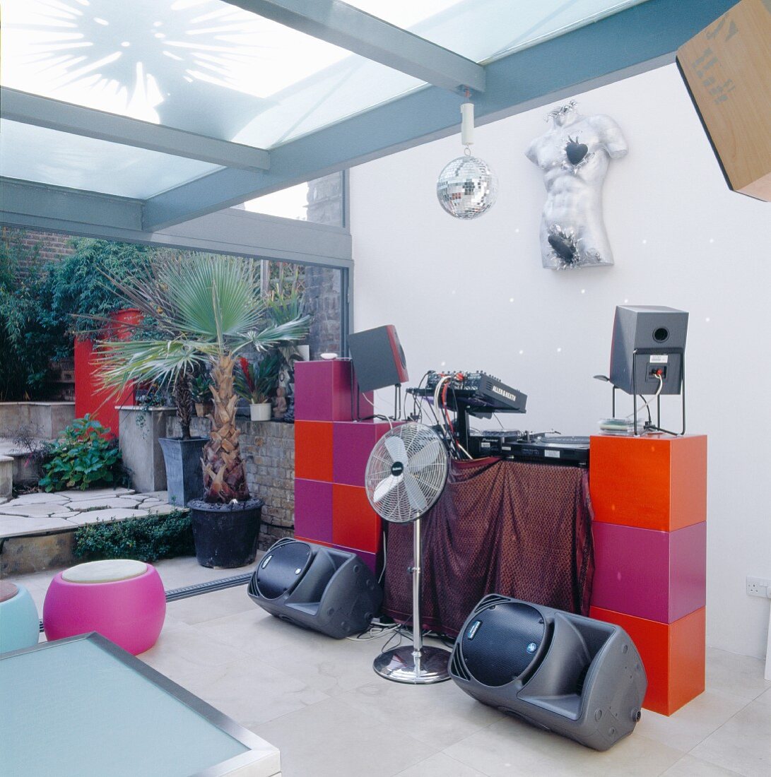 DJ-Anlage mit bunten kubusartigen Modulen im Anbau mit Terrasse
