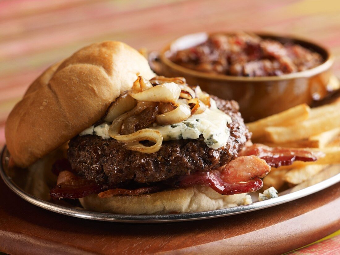 Burger mit Blauschimmelkäse, Bacon und Zwiebeln, Pommes frites, Baked Beans