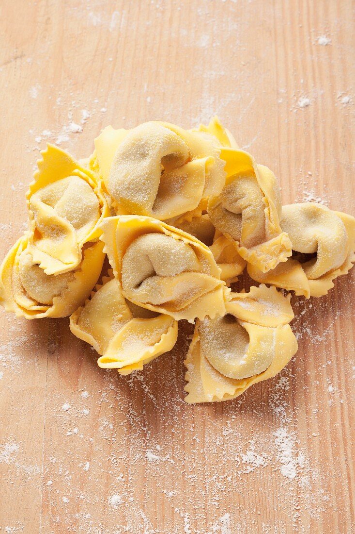 Tortellini auf bemehltem Brett