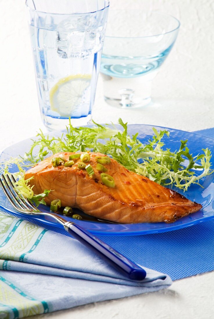 Marinierter Lachs mit Frühlingszwiebeln und Friseesalat