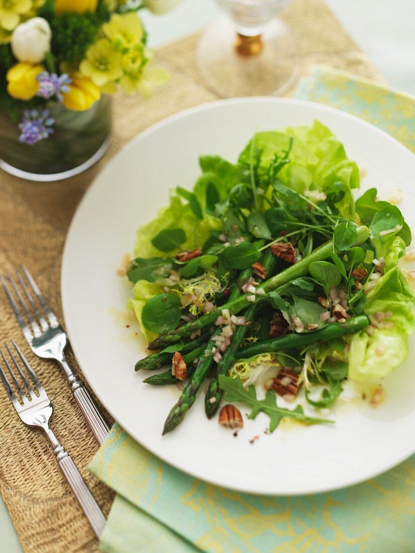 A mixed leaf salad with green asparagus and nuts