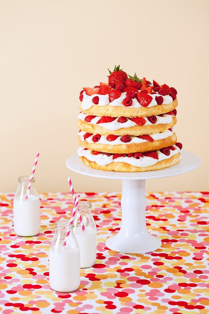 Biskuittorte mit Beeren und Sahne zum Kindergeburtstag