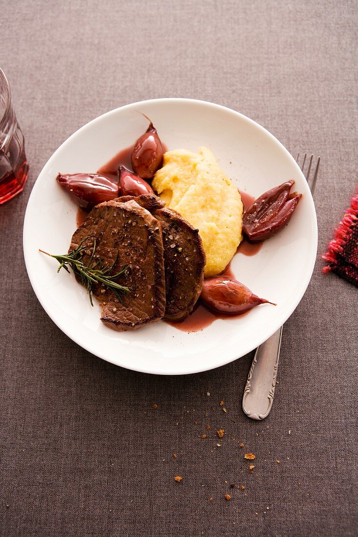 Venison steaks with mashed potato & shallots in red wine