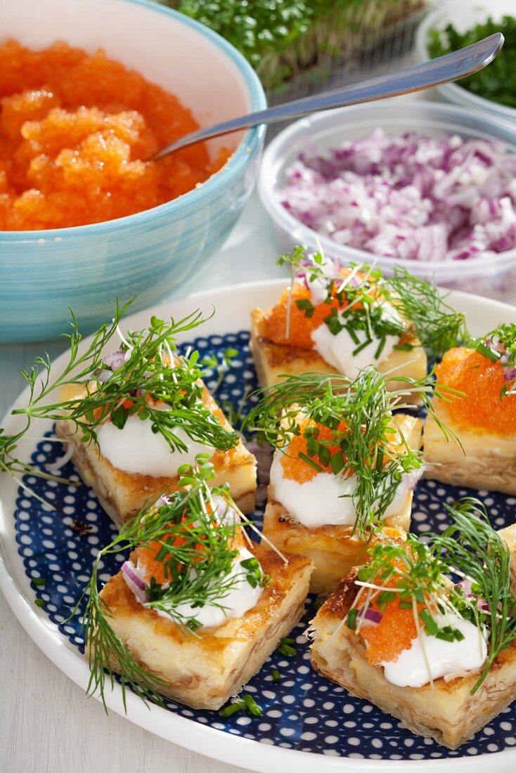 Savoury cheese slices with sour cream, caviar and dill