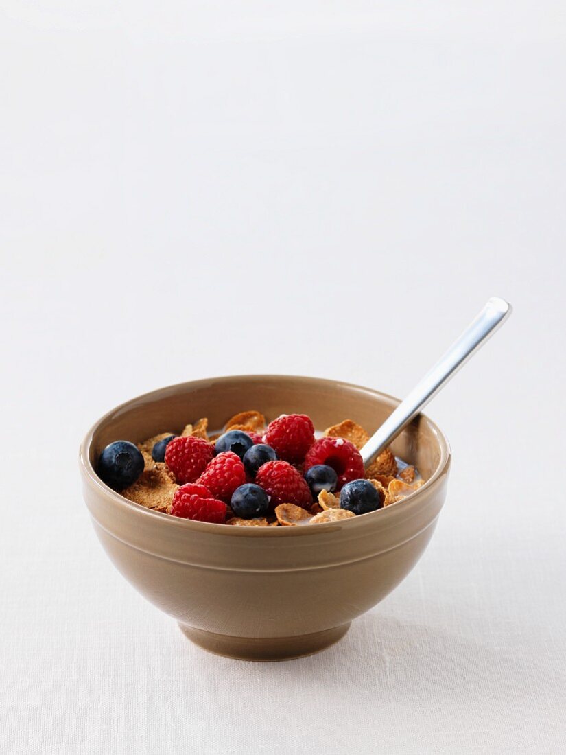 Cornflakes with raspberries and blueberries