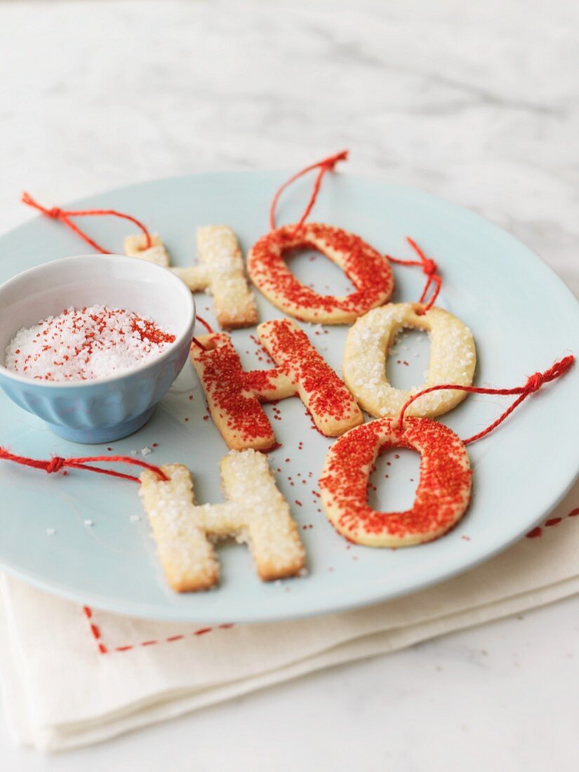 Weihnachtliche Buchstabenplätzchen mit Zucker