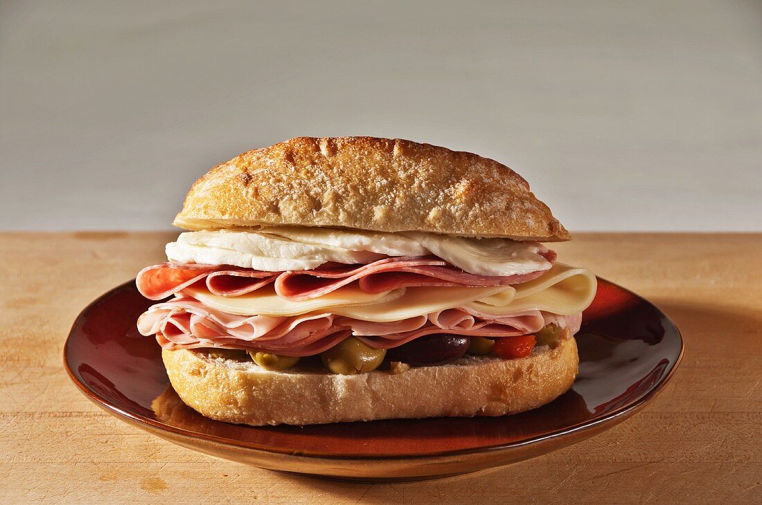 Muffalata Sandwich mit Schinken, Mortadella, Provolone, Salami und Oliven