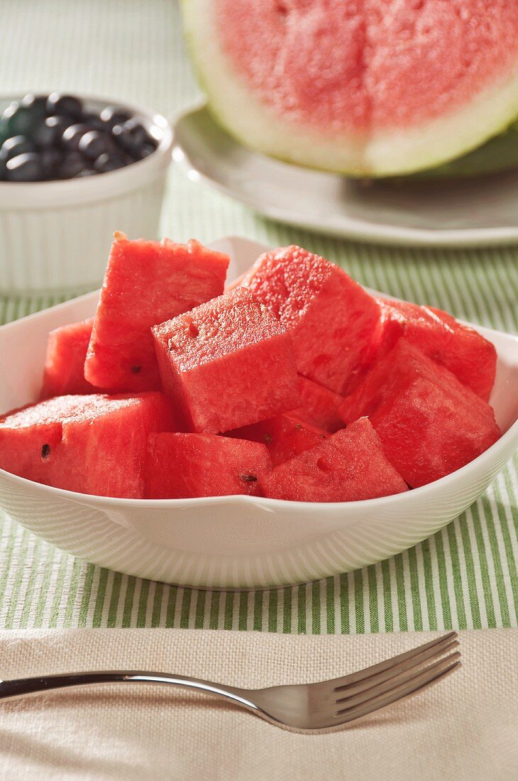 Frische Wassermelonenwürfel, Heidelbeeren, angeschnittene Wassermelone
