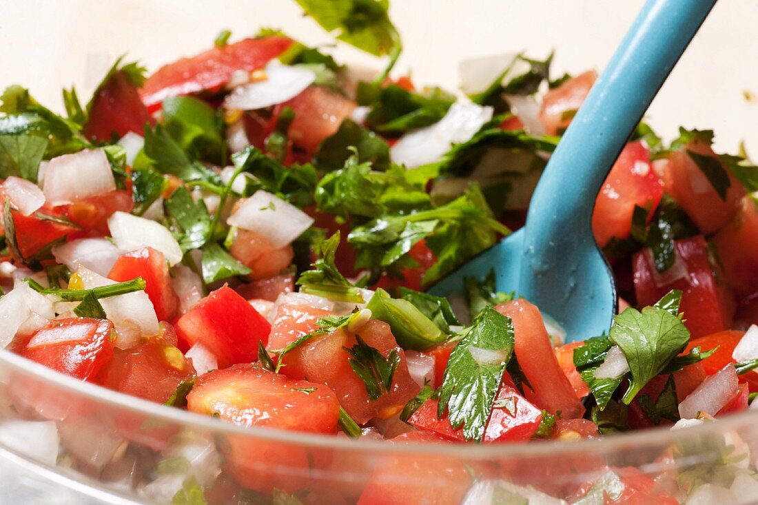 Salsa Cruda (Mexikanischer Tomatensalat mit Zwiebeln und Petersilie)