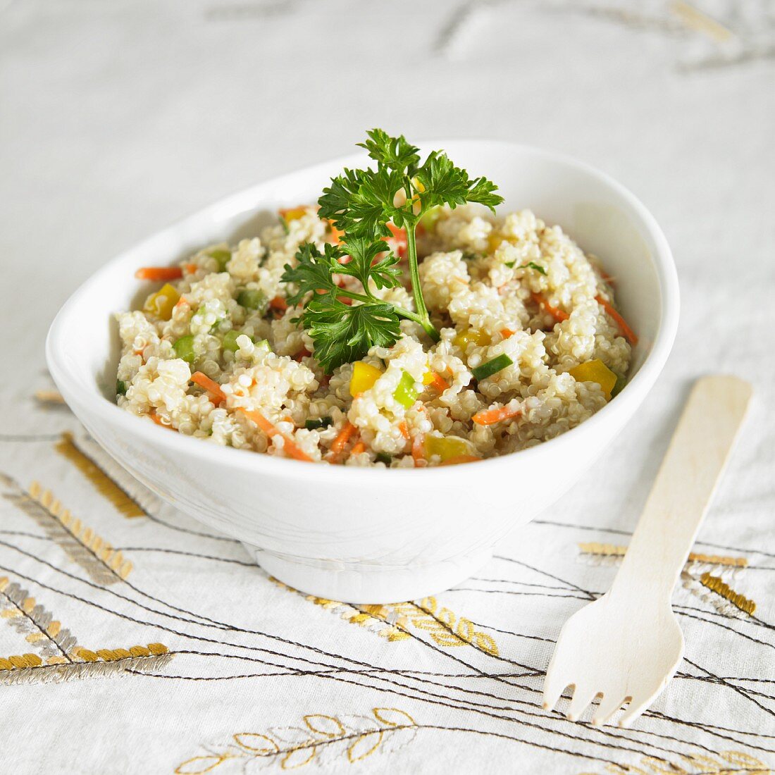Sommerlicher Quinoa-Salat mit Karotten, Paprika und Zucchini (Glutenfrei)