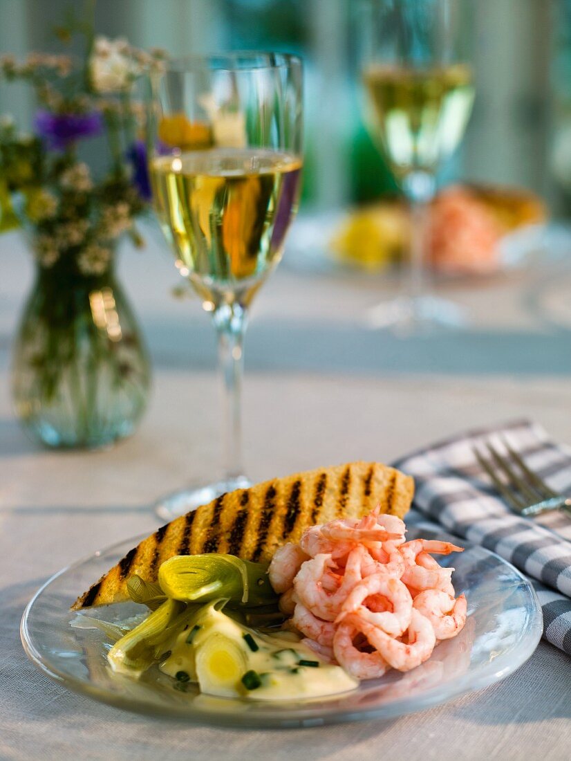 Shrimps with leeks in lemon sauce and toast