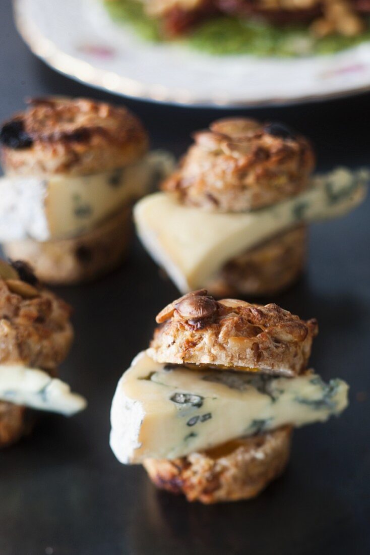 Fruit scones with blue cheese