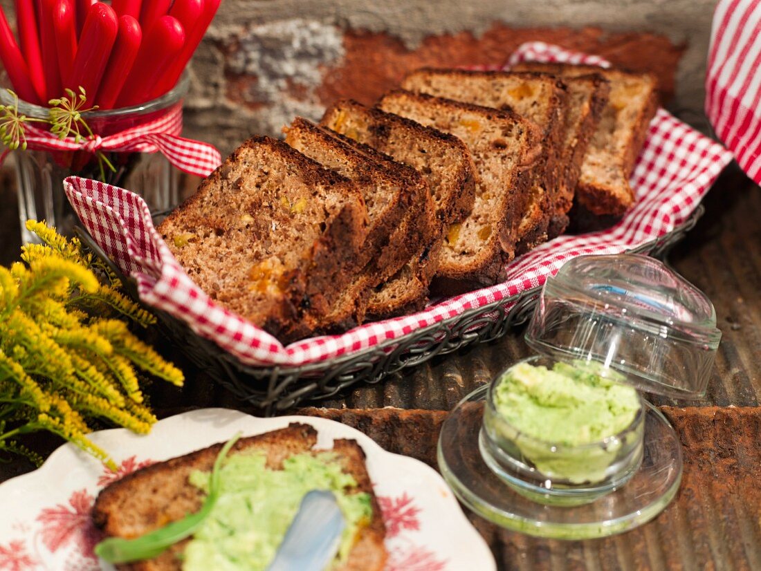 Dunkles Brot mit Rucolabutter