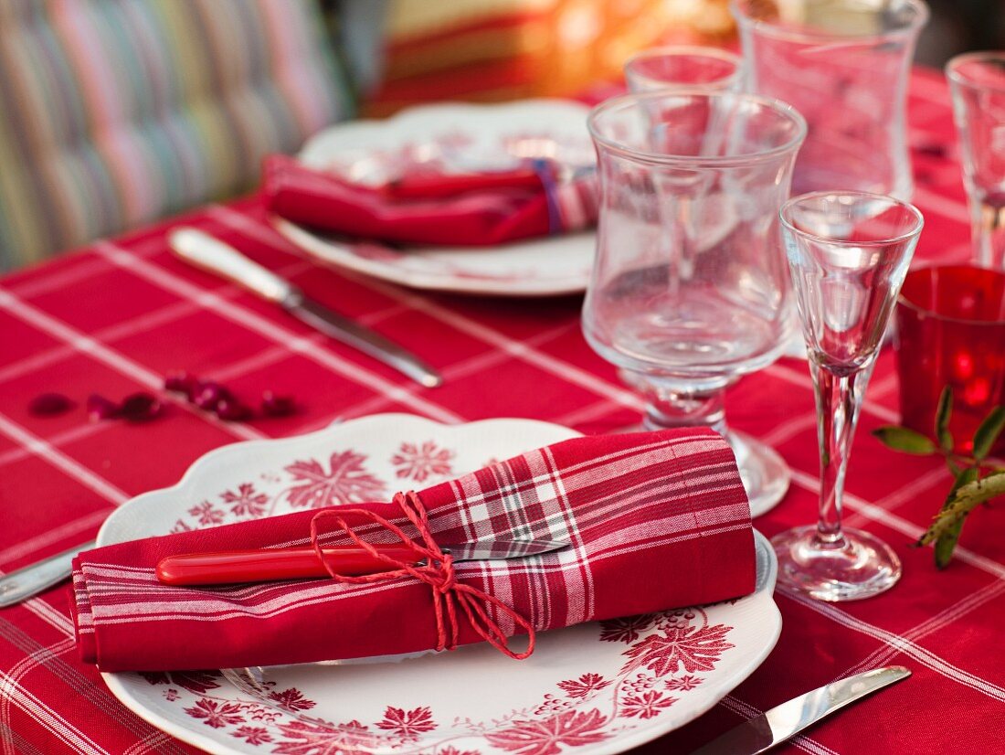 Rot gedeckter Tisch für das Krebsfest im Garten