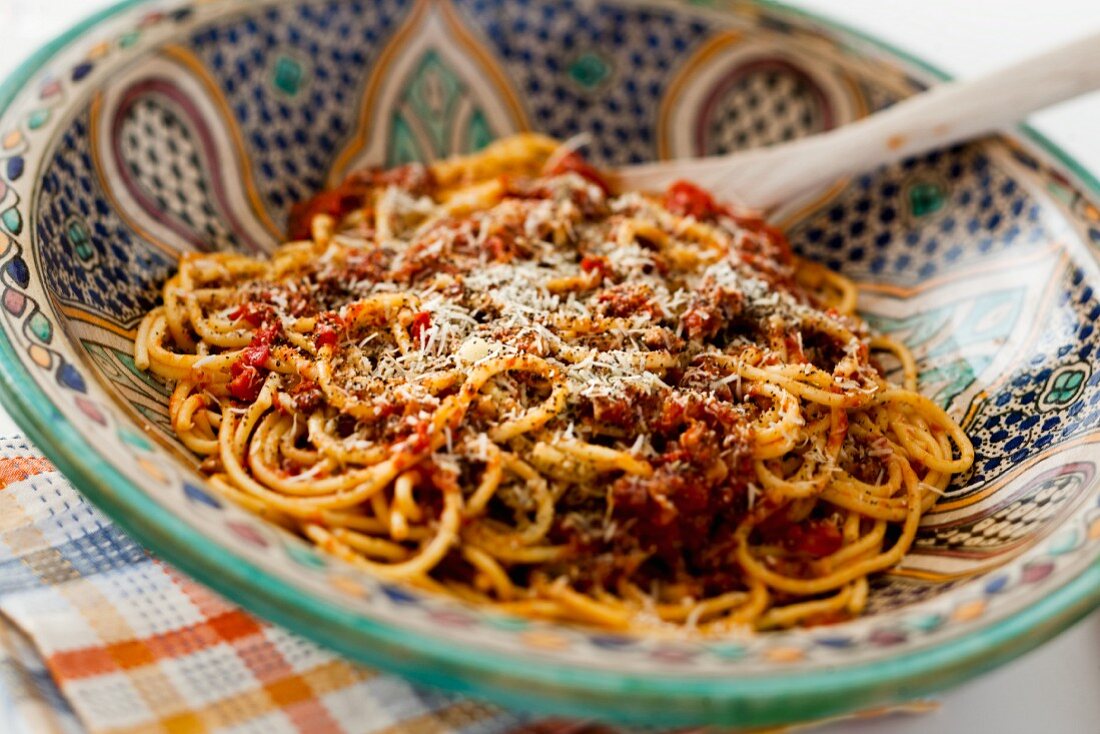 Spaghetti with tomato sauce, pancetta and parmesan