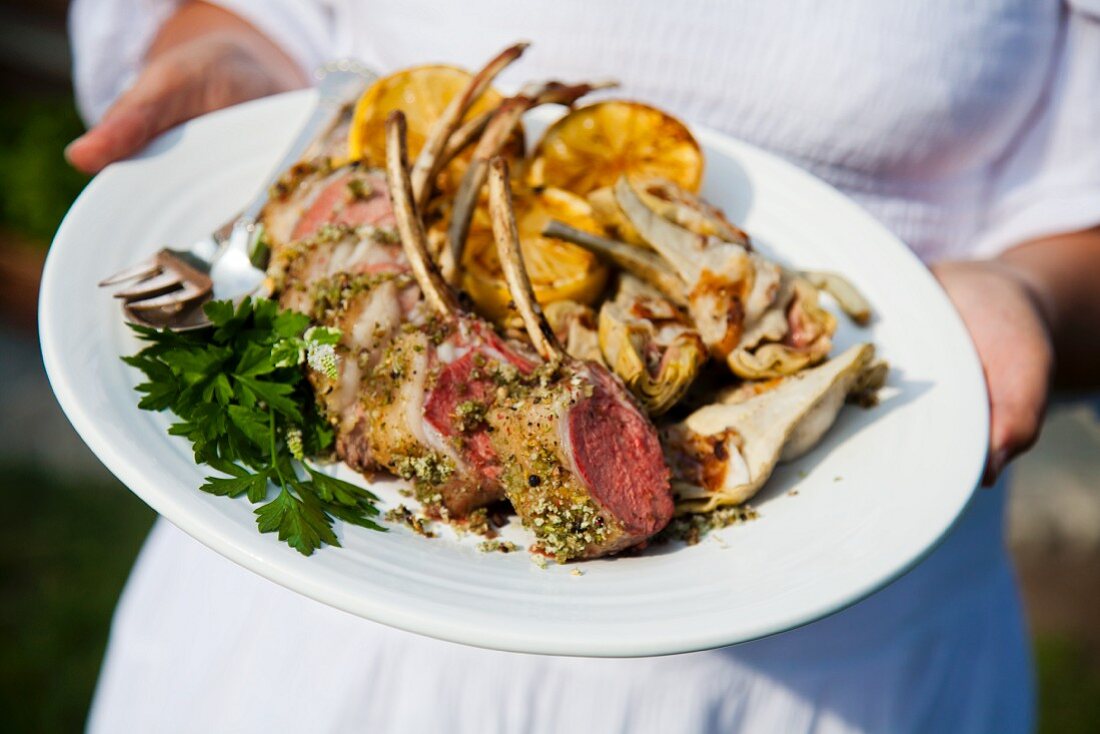 Gegrillte Lammkoteletts mit Artischocken und Zitronen