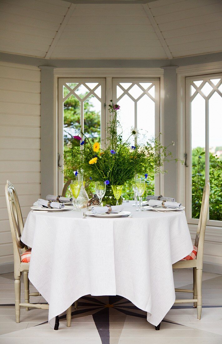 Gedeckter Tisch in einem Gartenpavillon