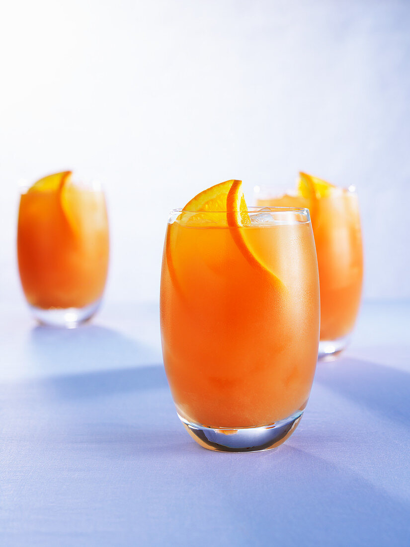 Malibu Sunset (Cocktail mit Rum, Ananas-, Orangen- & Cranberrysaft)